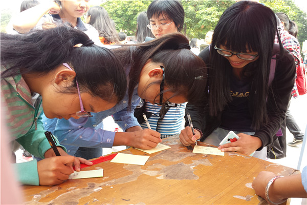 同学们积极参与写祝福语