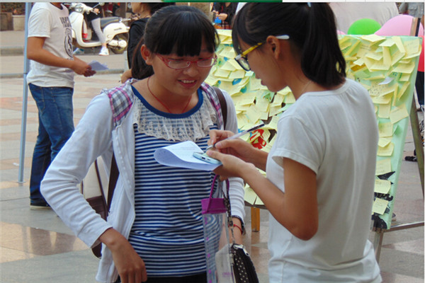 讨论，如何把最美的祝福送给母校（大学生通讯社 宋雅君 奉偲茗/摄）