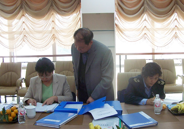 专家组在查看资料。