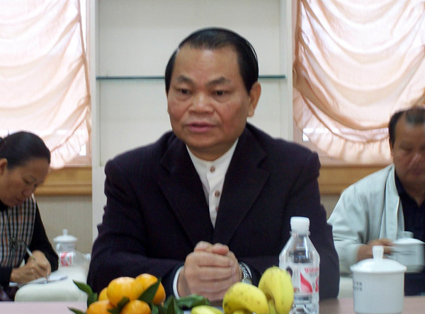 蓝常周副校长汇报情况。