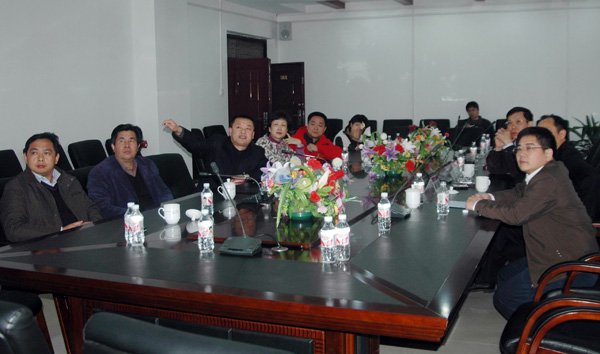 宾主双方在座谈。