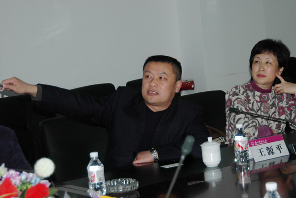 校党委副书记王源平向来访的客人介绍我校雁山校区建设情况。