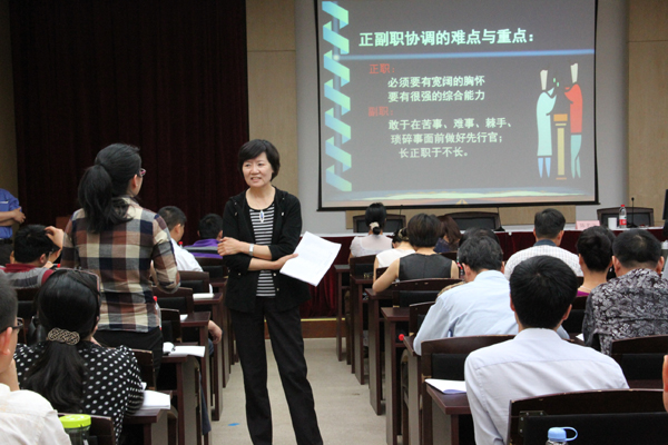 学员在与授课专家交流