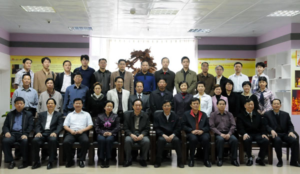 与会人员合影留念。