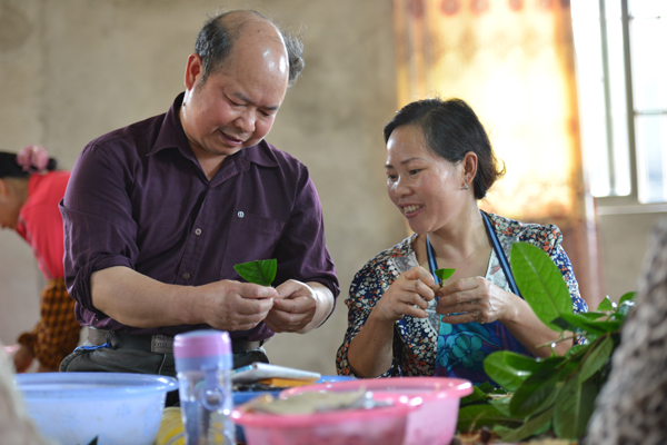 邓教授向工人传授嫁接技术