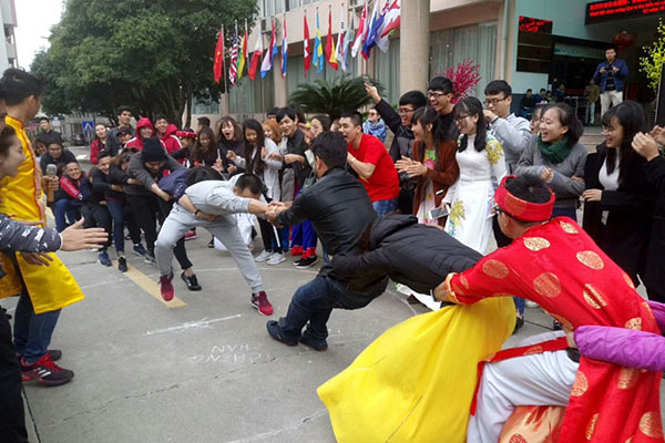 _0003_5各国留学生参加越南民族游戏.jpg