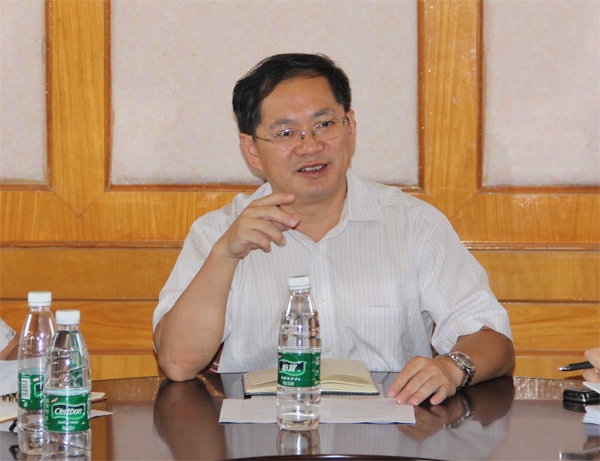 党委副书记唐仁郭与学生代表交流