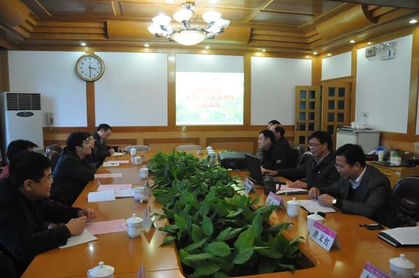 钟瑞添副校长向检查组汇报我校开学情况(宣传部 赵晋凯 摄)