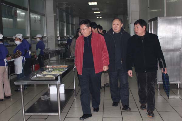 刘健斌副校长陪同检查组到雁山校区学生食堂检查食品安全情况