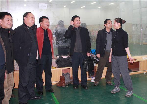 检查组一行查看音乐学院教学基础环境及教学情况