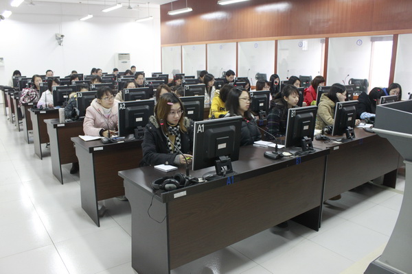 新学期第一天,课堂秩序井然有序(大学生记者团 裘文纬 摄)