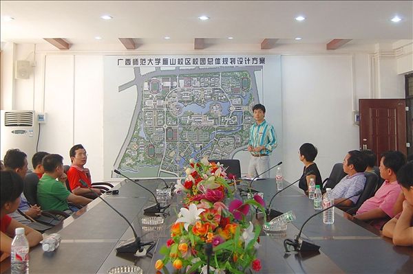 学员们在听取雁山校区总体规划介绍
