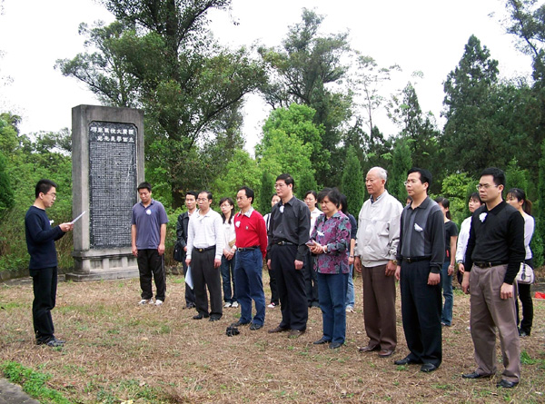 学生代表在马君武先生墓前致词。