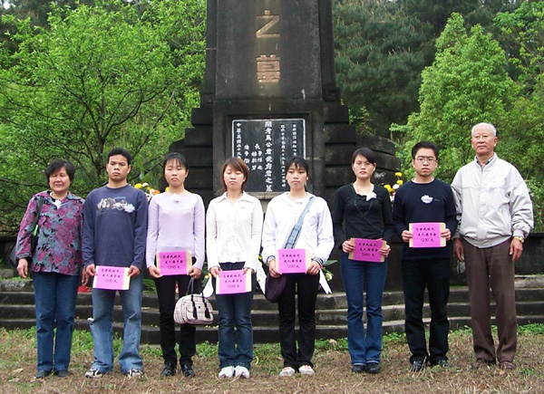 马桂芬夫妇与获得奖学金的学生合影。