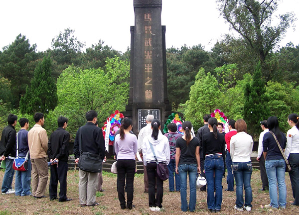 众师生清明祭扫马君武父子墓。