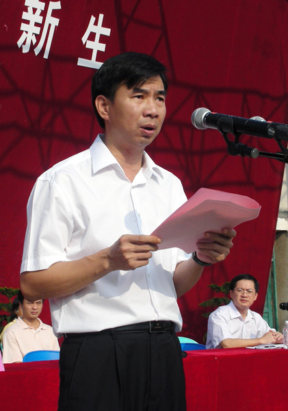 梁宏校长在开学典礼上讲话。