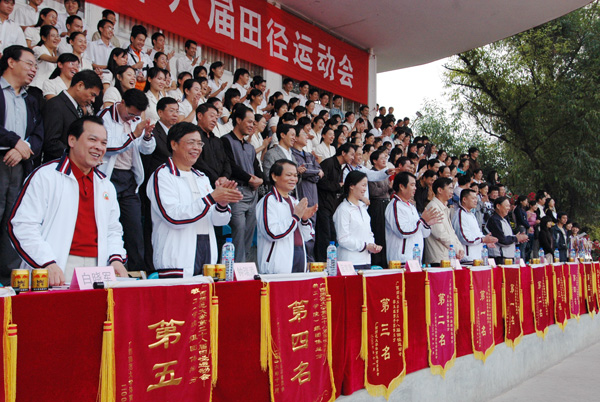 校领导在入场式上向方块队鼓掌致意。