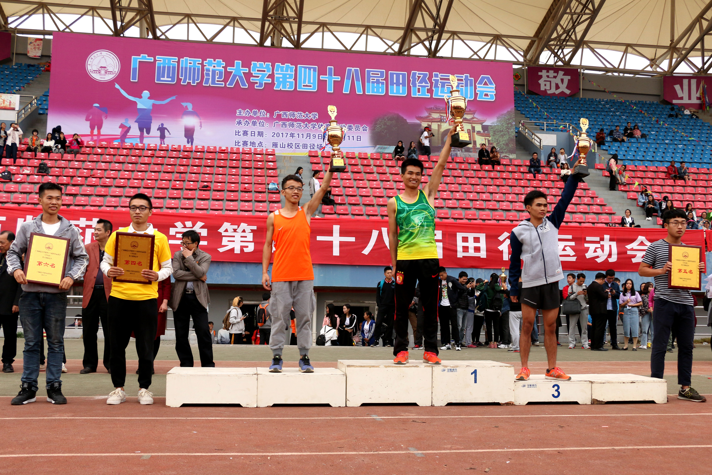 学生男子团体前六合影（大学生通讯社 徐雨桐）9.jpg