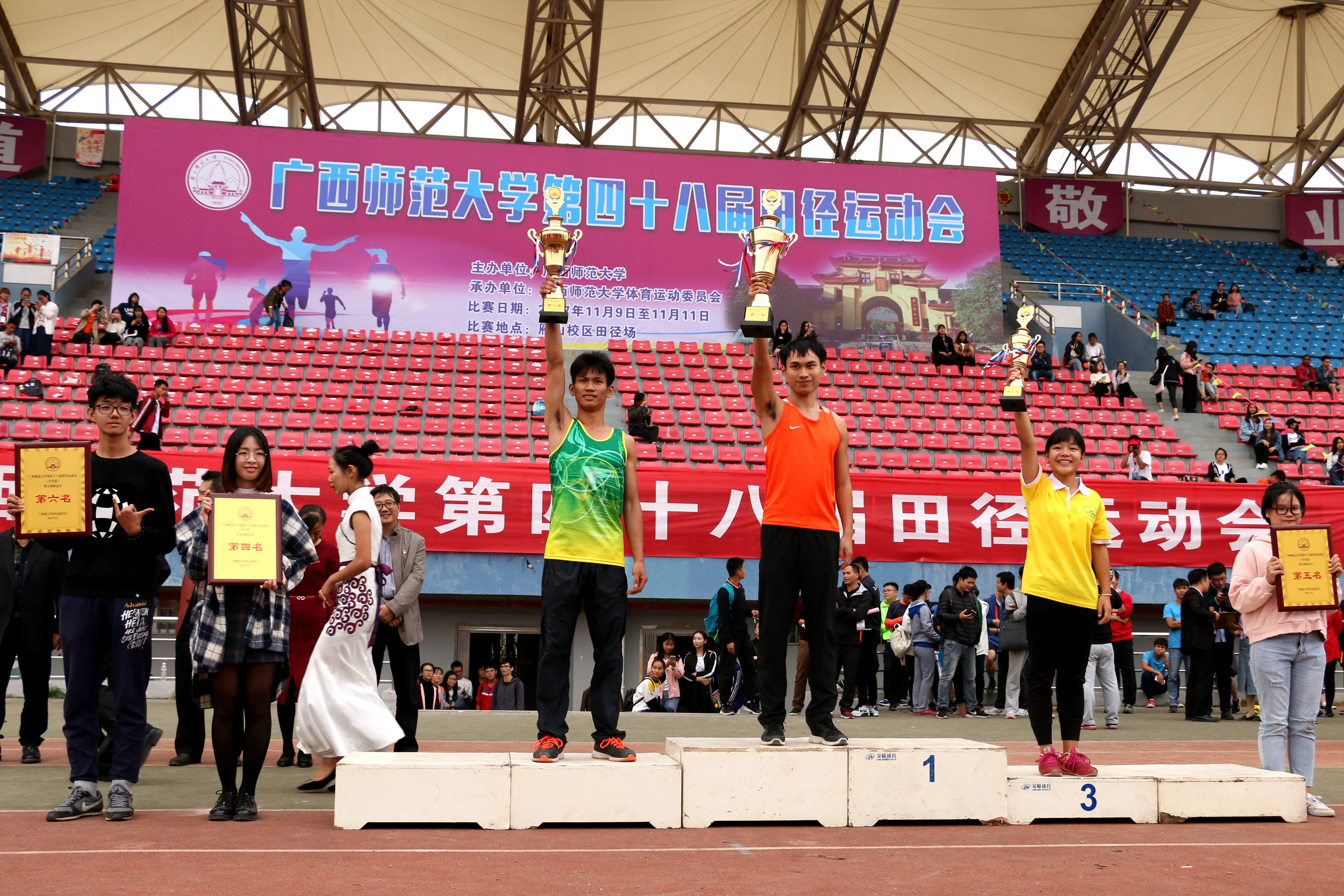 学生团体总分前六合影（大学生通讯社 徐雨桐）9.jpg