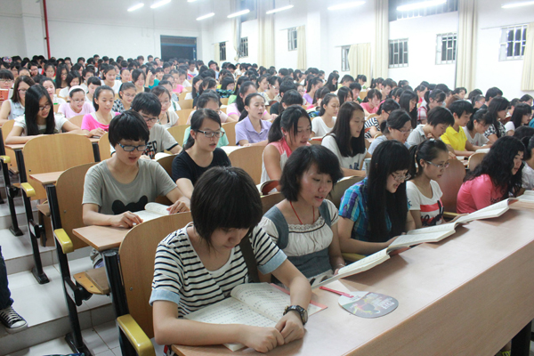 在文学院的新生见面会上，2013级新生集体认真诵读《大学》