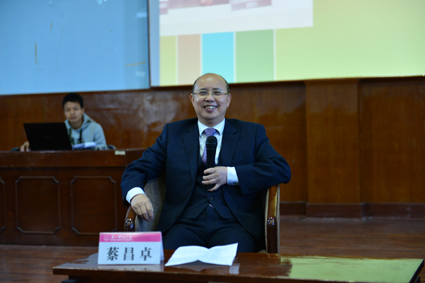 副校长蔡昌卓与同学们亲切交谈（大学生通讯社 韦一琦 摄）