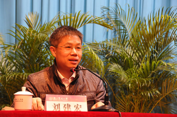 自治区人事厅副厅长刘建宏作报告