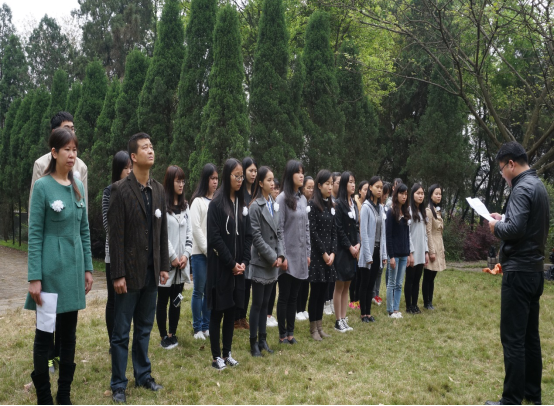 外国语学院党委相关负责人向同学们介绍马君武校长事迹