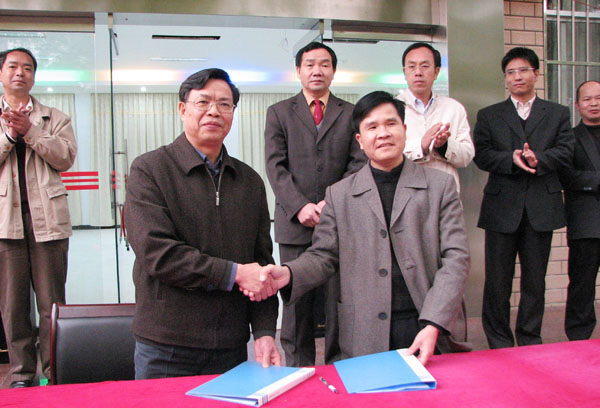 钟瑞添副校长和研究所林朝赐所长交换《合作协议书》。
