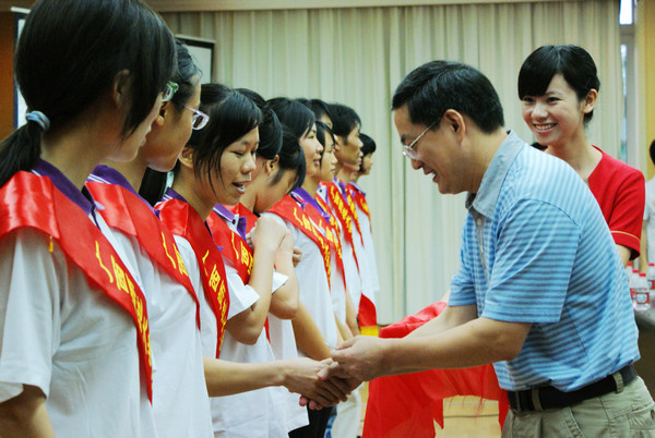 唐仁郭副书记为2010年西部计划志愿者团队授旗