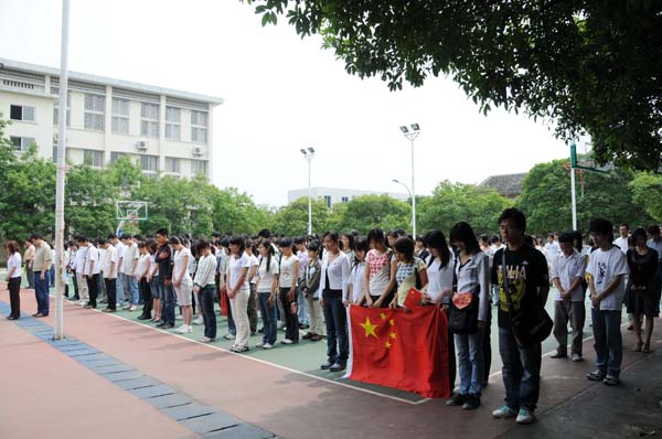 没有课的学生也自发到场哀悼汶川大地震遇难同胞。