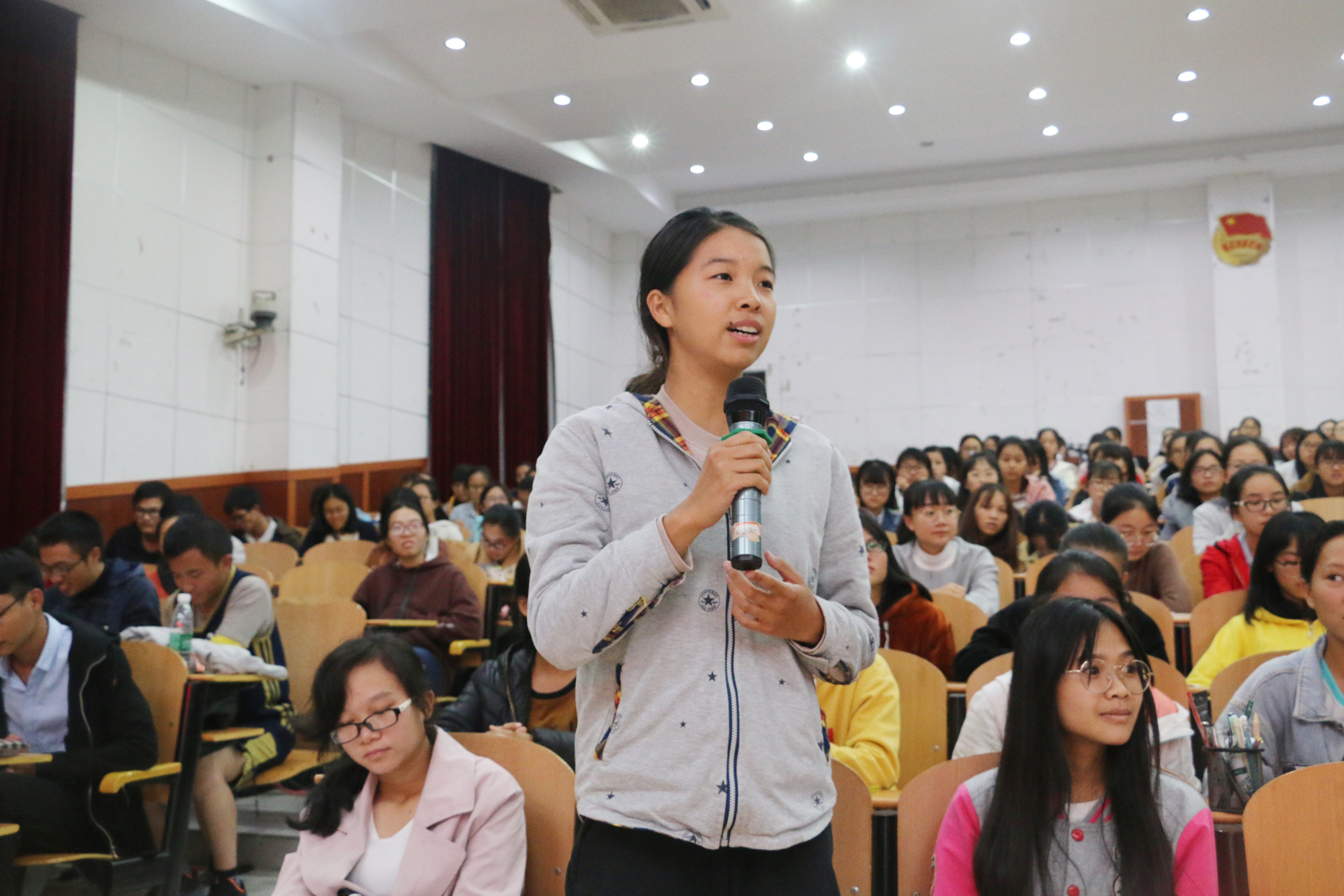 欧阳老师为同学们解答疑惑（9）·大通社龚洁梅摄9.jpg