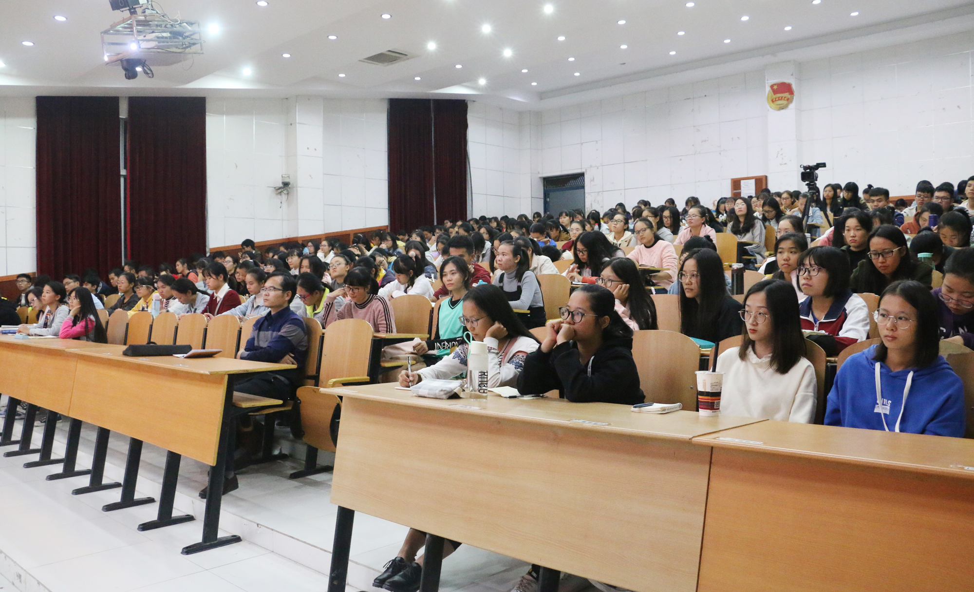 活动上同学们认真听讲(大学生通讯社龚洁梅摄）9.jpg