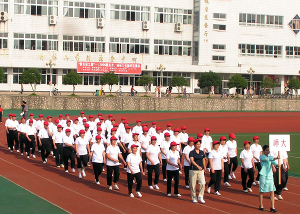 我校代表队入场风采。