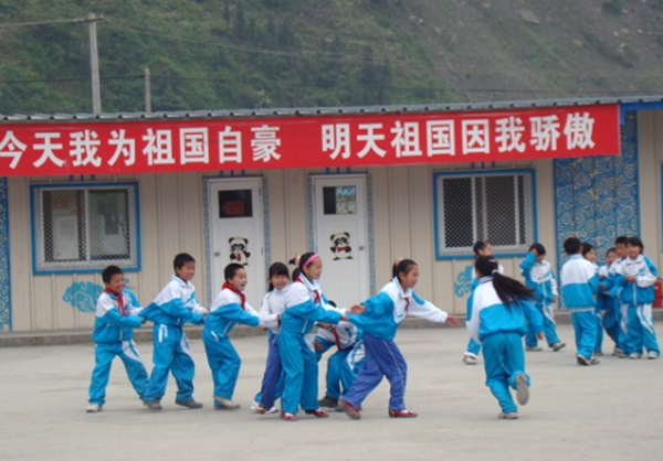 灾区小学生恢复了往日快乐的生活。