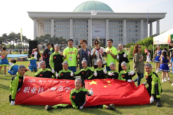 与韩国啦啦操委员会主席合影