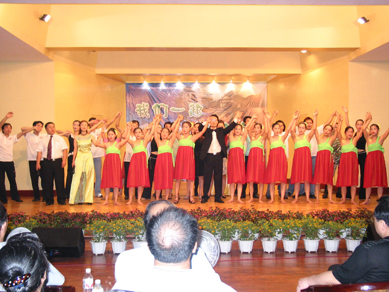 6月26日晚，我校音乐系在王城校区新落成的音乐厅举行2003届毕业生毕业汇报演出。