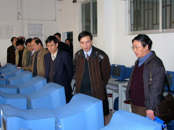 教育厅专家组在我校领导的陪同下到我校漓江学院进行实地考察。