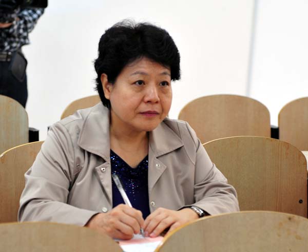 自治区副主席李康在课堂听课调研