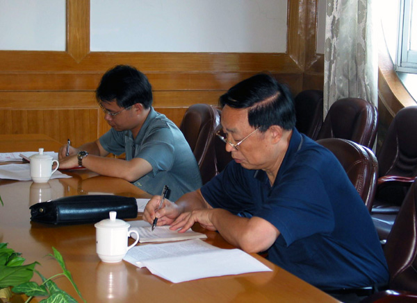 督导组成员在认真聆听我校的汇报并作记录。