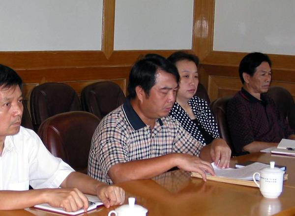 陈大克书记在向督导组汇报我校先进性教育工作情况。