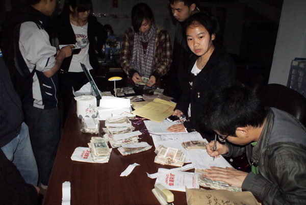 志愿者在清点捐款