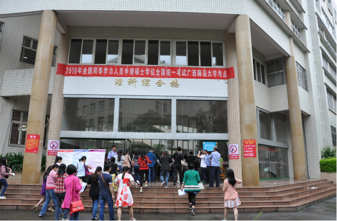 考生有序步入考场