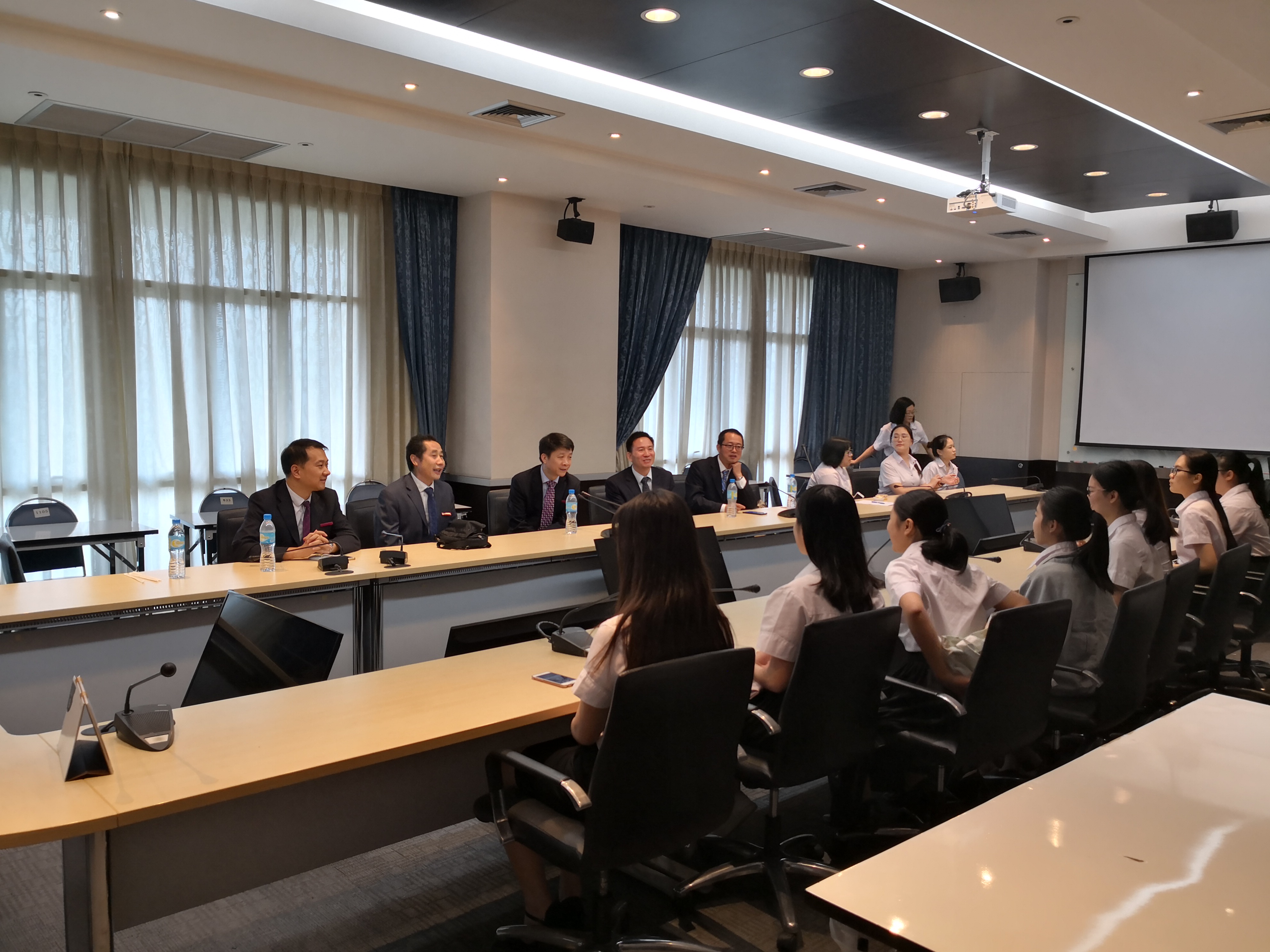 10.代表团看望我校赴庄甲盛大皇家大学的交换生.jpg