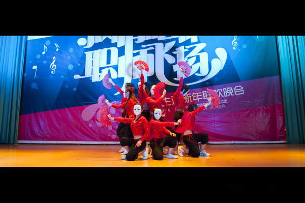 职业技术师范学院元旦晚会中别具一格的扇舞表演（职业技术师范学院 供图）
