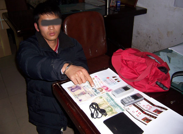 犯罪嫌疑人黄某指认赃物