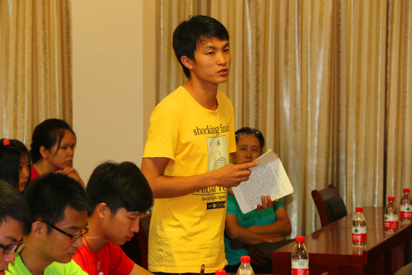 挂职学生代表作汇报发言