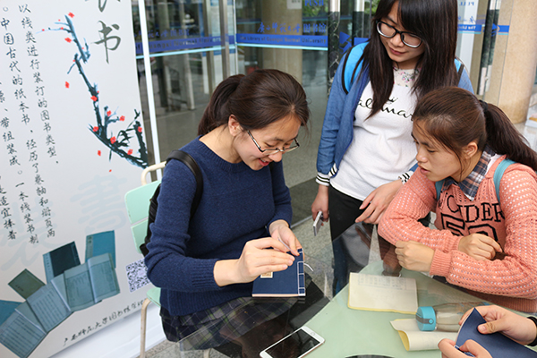 读者认真体验线装书装订