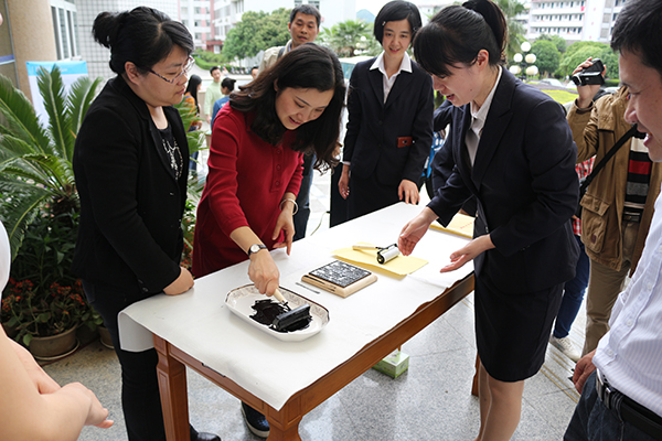 嘉宾体验活字印刷术