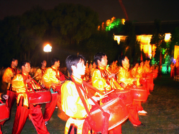 雄风锣鼓队以铿锵的鼓声拉开了“王城之夜”的帷幕。