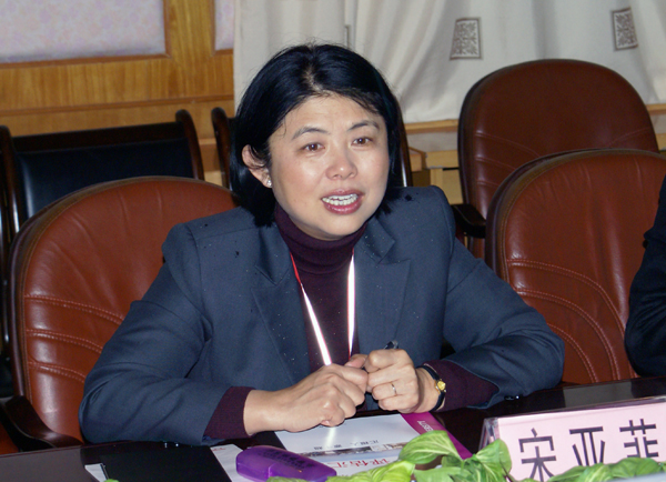 宋亚菲教授在学工部的评建汇报会上讲话。